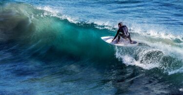 Surfer sur une vague d'eau turquoise