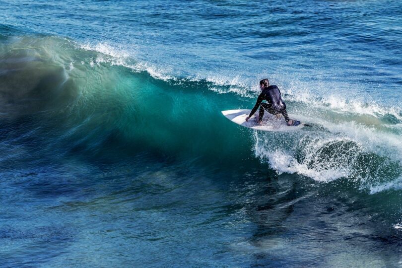 Surfer sur une vague d'eau turquoise